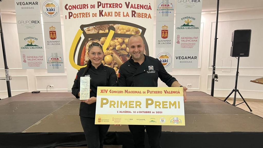 Los propietarios del restaurante Els Arcs de L'Alcúdia reciben el primer premio al mejor puchero valenciano. EE