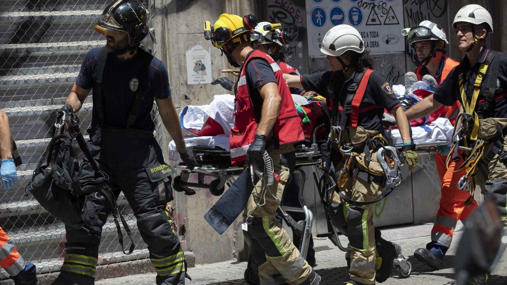 Los bomberos rescatan a un trabajador de la construcción, en Sevilla.