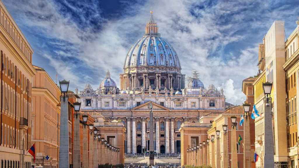 La Biblioteca Apostólica del Vaticano  tiene 82.000 manuscritos y 1,6 millones de libros impresos.