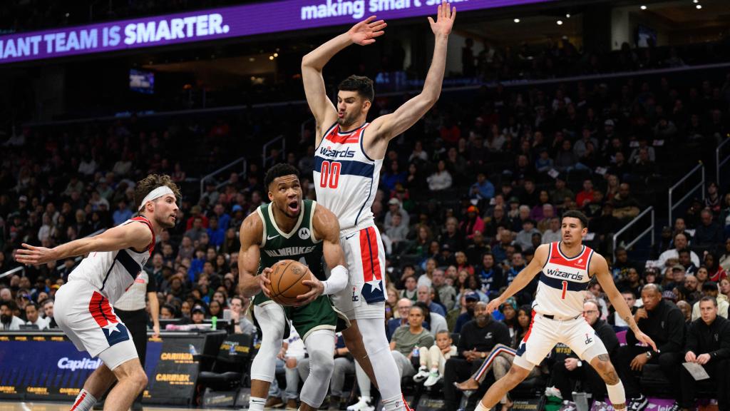 Vukcevic defiende a Giannis Antetokounmpo.