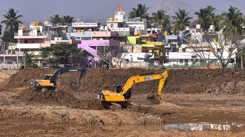 Excavadoras en los trabajos de restauración del lago seco Kolaramma.