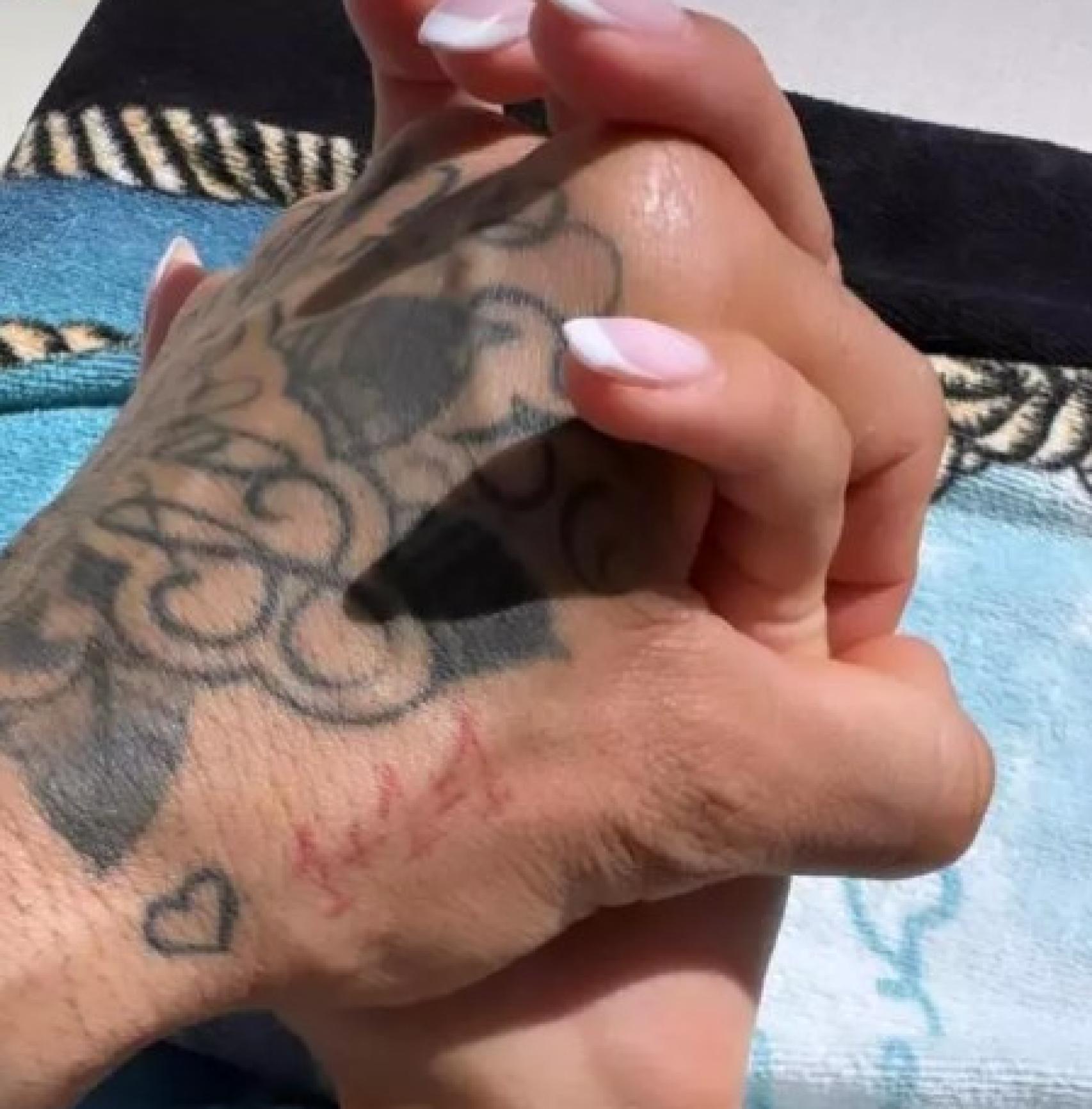 Imagen de las manos de Alves y Joana Sanz con el tatuaje.