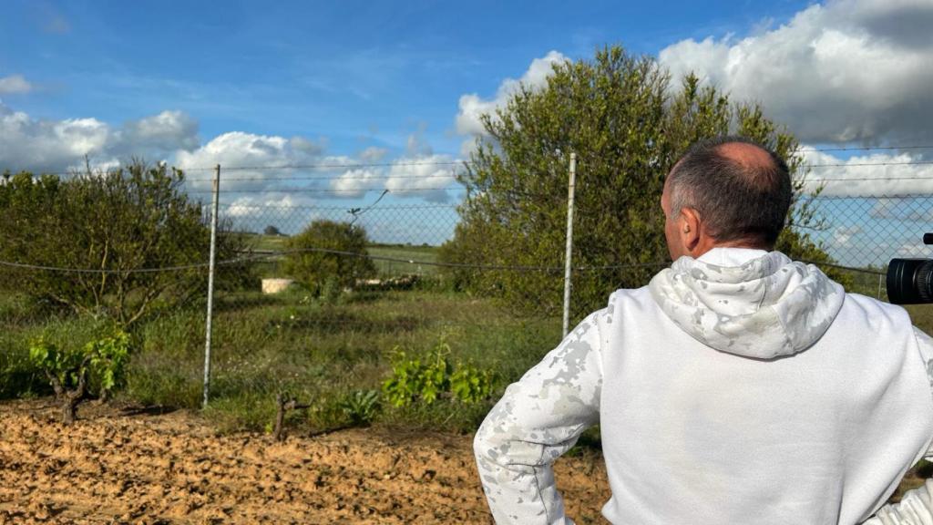 José García en el campo que era de su padre en Rociana del Condado donde ocurrió el primer suceso.
