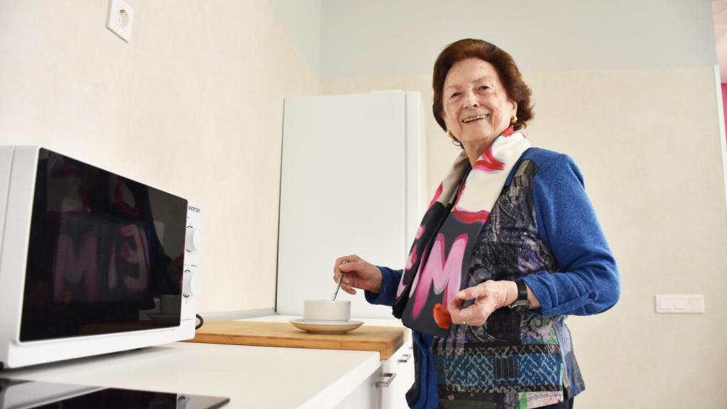 Carmen Rivas, sonriente, haciéndose un café en la residencia