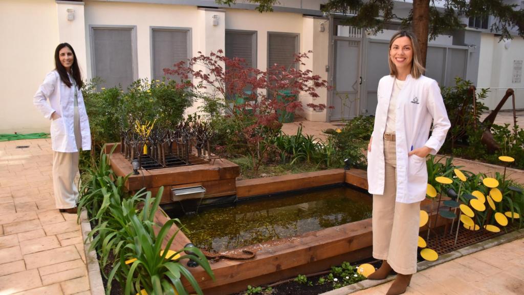 Patricia Nieto y Esther Conde en el patio con la fuente de la residencia