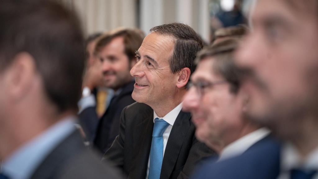 Gonzalo Gortázar, consejero delegado de CaixaBank, escucha el discurso de Pablo Isla durante la entrega del premio al mejor CEO por parte de Forbes.