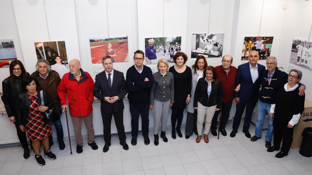 Foto de grupo con algunos de los protagonistas de la exposición