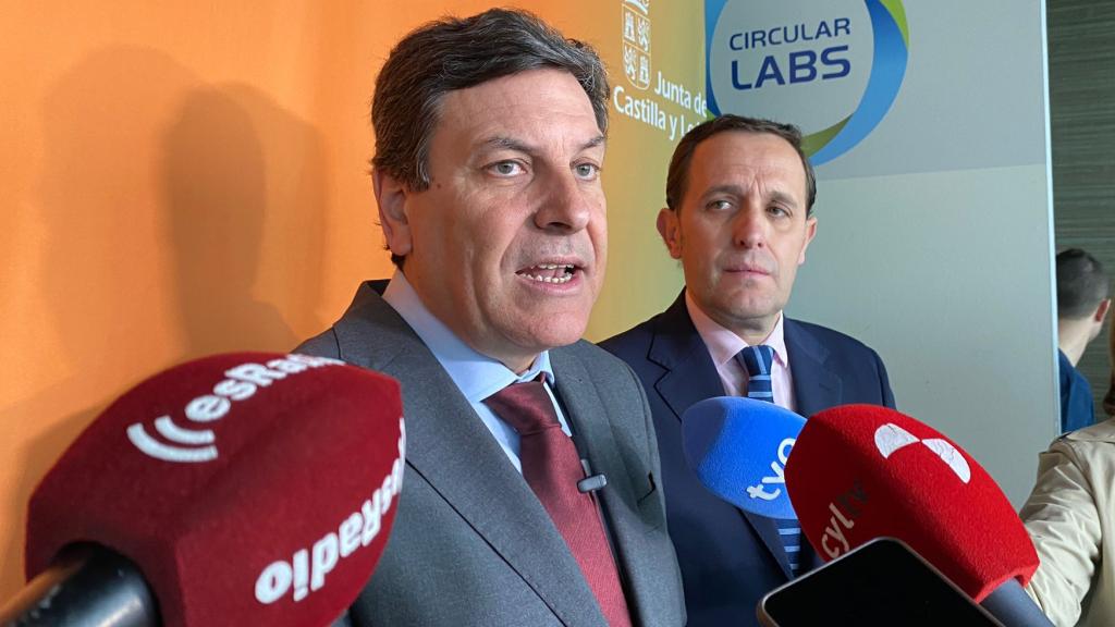 El consejero de Economía y Hacienda, Carlos Fernández Carriedo, y el presidente de la Diputación de Valladolid, Conrado Íscar, presentando el pacto de economía circular
