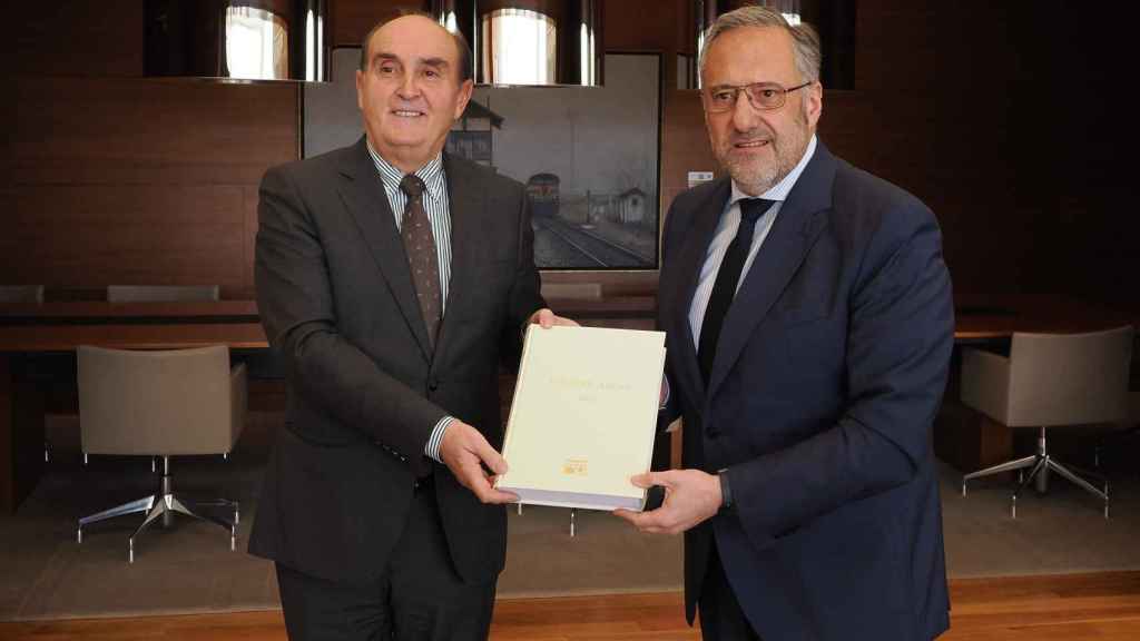 El presidente de las Cortes de Castilla y León, Carlos Pollán, ha recibido esta mañana en su despacho al Procurador del Común, Tomás Quintana