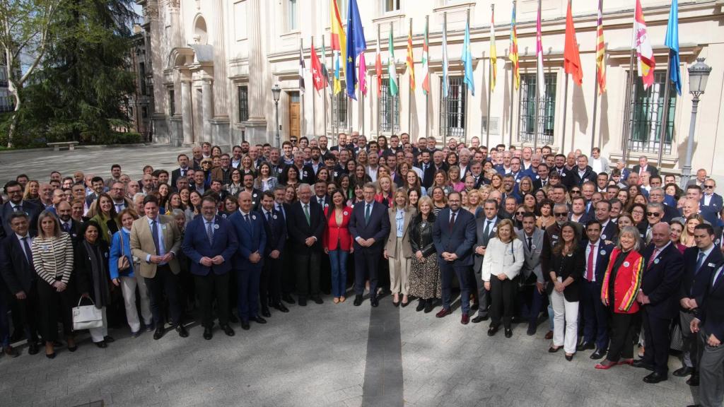 El presidente del PP, Alberto Núñez Feijóo, con los concejales de pueblo, este miércoles en el Senado.