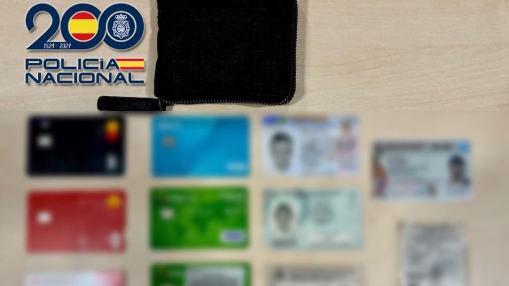 Tarjetas y documentos de identidad intervenidos a la mujer detenida