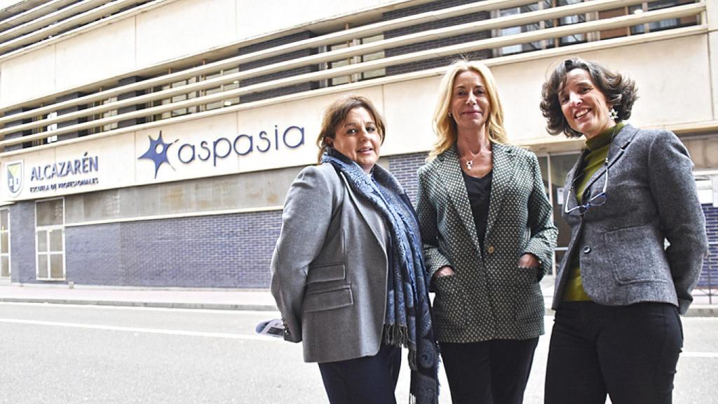 De izquierda a derecha: Felisa Gutiérrez Vigil, coordinadora del departamento de Hostelería y Turismo, Nieves García Blanco, directora del Centro Alcazarén de Formación Profesional de Aspasia y María del Pino Pérez Goyanes, jefa de Estudios del Centro de Formación Profesional Alcazarén, en el Centro de Formación Profesional Alcazarén de Valladolid