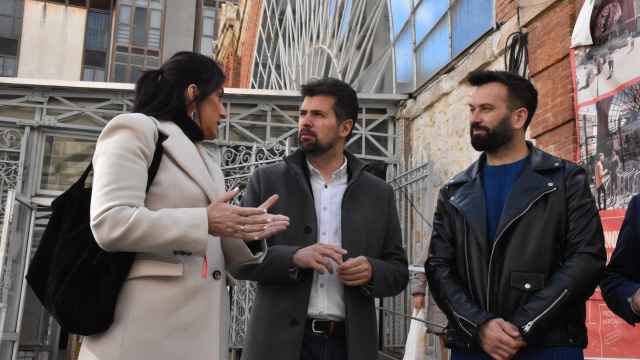 Luis Tudanca, Ana Sánchez y David Gago, en el exterior del Mercado de Abastos de Zamora
