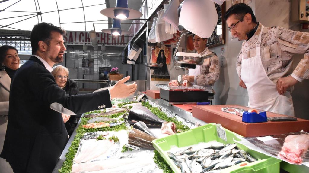 secretario autonómico del PSOE de Castilla y León, Luis Tudanca, charla con un industrial del Mercado de Abastos