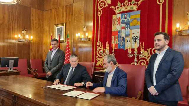 El presidente de la Diputación de Zamora, Javier Faúndez, y el ecónomo de la Diócesis de Astorga, Celestino Mielgo, firmando los acuerdos