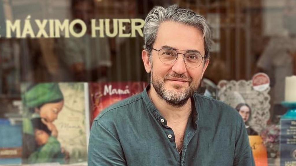 Máximo Huerta frente a su local, la Librería de Doña Leo.