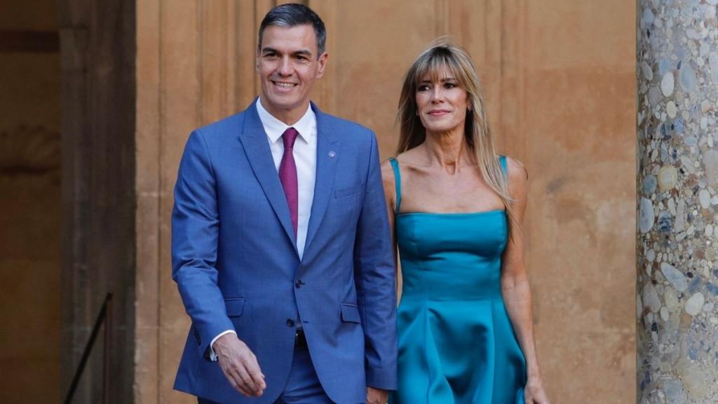 El presidente del Gobierno, Pedro Sánchez, junto a su mujer, Begoña Gómez.