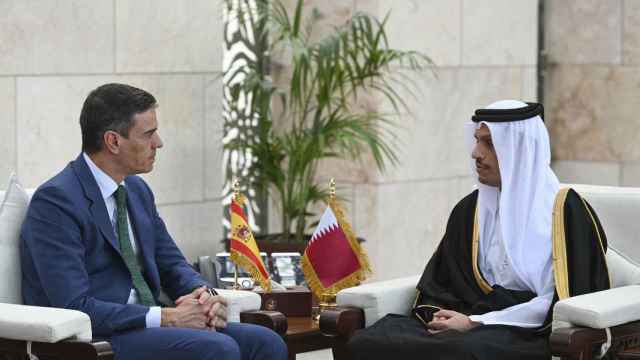 Pedro Sánchez mantiene una reunión con el primer ministro de Catar, Mohamed bin Abdulrahman al Zani, en Doha.