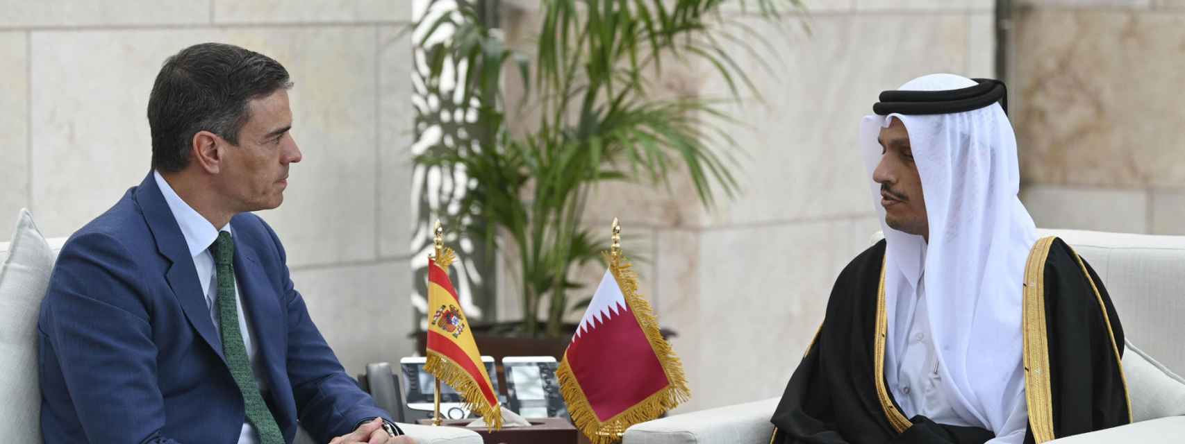 Pedro Sánchez mantiene una reunión con el primer ministro de Catar, Mohamed bin Abdulrahman al Zani, en Doha.