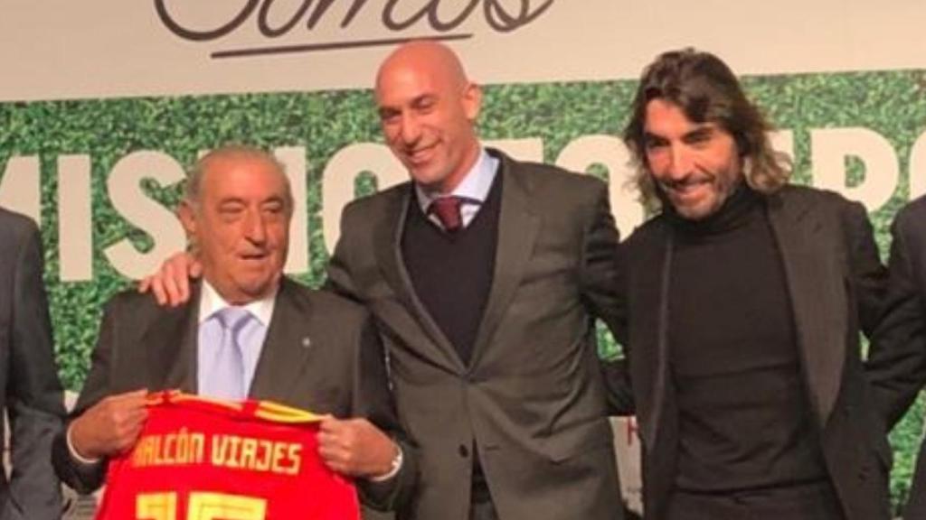 Rubiales (centro) entre Juan José Hidalgo (izquierda) y Javier Hidalgo.