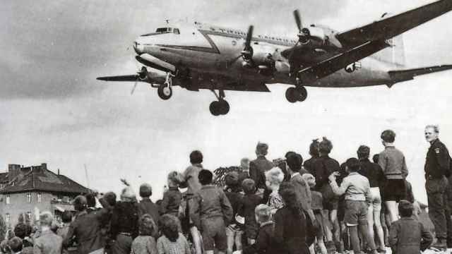 Civiles observando el aterrizaje de un C-54 americano en el aeropuerto de Berlín. 1948