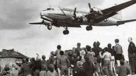 Civiles observando el aterrizaje de un C-54 americano en el aeropuerto de Berlín. 1948
