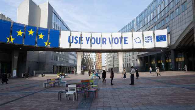 Cartel que anuncia las próximas elecciones al Parlamento Europeo.