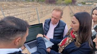 La consejera Sara Rubira en la finca Hacienda Nueva donde se han instalado los nuevos sensores.