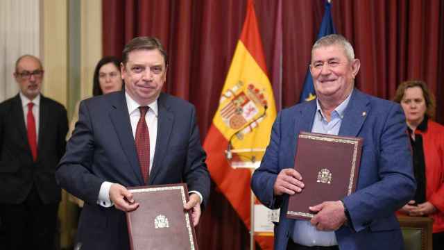 El ministro de Agricultura, Pesca y Alimentación, Luis Planas (i), y el secretario general de UPA, Lorenzo Ramos (d), posan tras firmar el acuerdo.