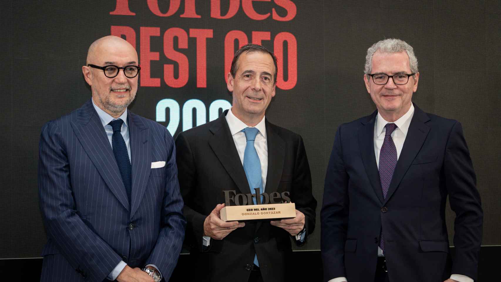 Gonzalo Gortázar, consejero delegado de CaixaBank, junto a Pablo Isla, expresidente de Inditex, y Andrés Rodríguez, editor de Forbes.