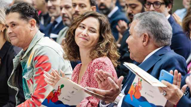 La presidenta de la Comunidad de Madrid, Isabel Díaz Ayuso junto al cantante colombiano Carlos Vives (i) y el embajador de la República Dominicana en España, Juan Bolívar (d) en la presentación del Día de la Hispanidad.