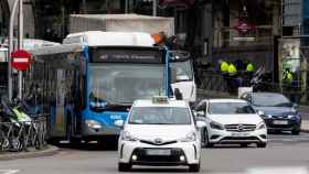 Imagen de diferentes vehículos de transporte público en la ciduad de Madrid.