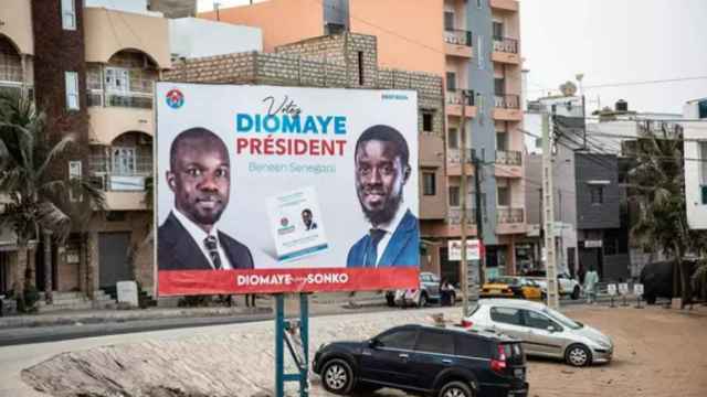 Cartel de campaña del candidato presidencial, Diomaye Faye, junto al líder opositor Ousmane Sonko.