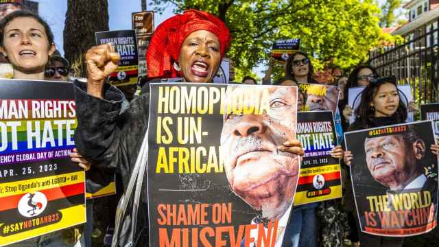 Ugandeses manifestándose contra la ley anti-LGTBI.