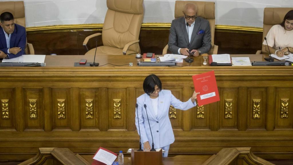 La vicepresidenta de Venezuela, Delcy Rodríguez, participa en una sesión del hemiciclo de sesiones del palacio federal legislativo, este martes en Caracas (Venezuela).