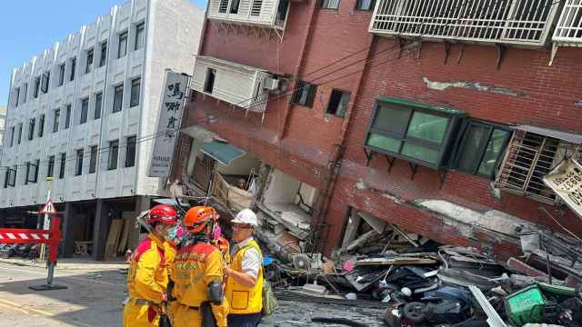 Los bomberos trabajan en el lugar donde se ha derrumbado un edificio tras el terremoto, en Hualien.