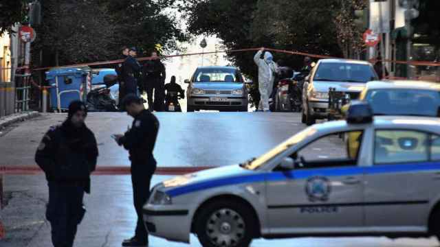 Una mujer, apuñalada hasta la muerte por su expareja frente a una comisaría de Atenas.
