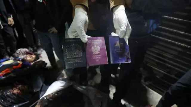 Pasaportes de los trabajadores de la ONG del chef español José Andrés fallecidos en un ataque israelí.