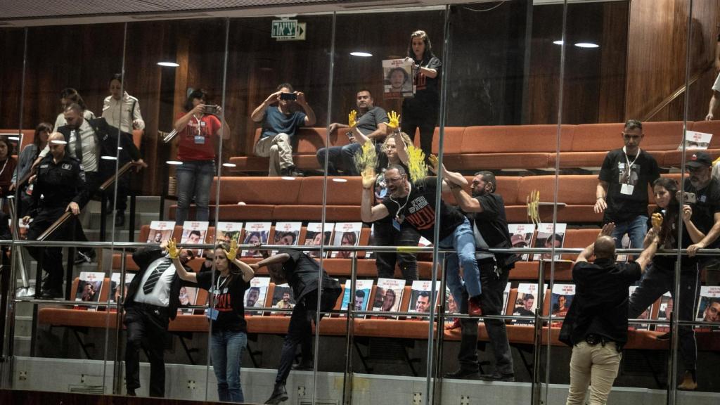 Familiares de rehenes protestan en la Knéset israelí el 3 de abril de 2024.