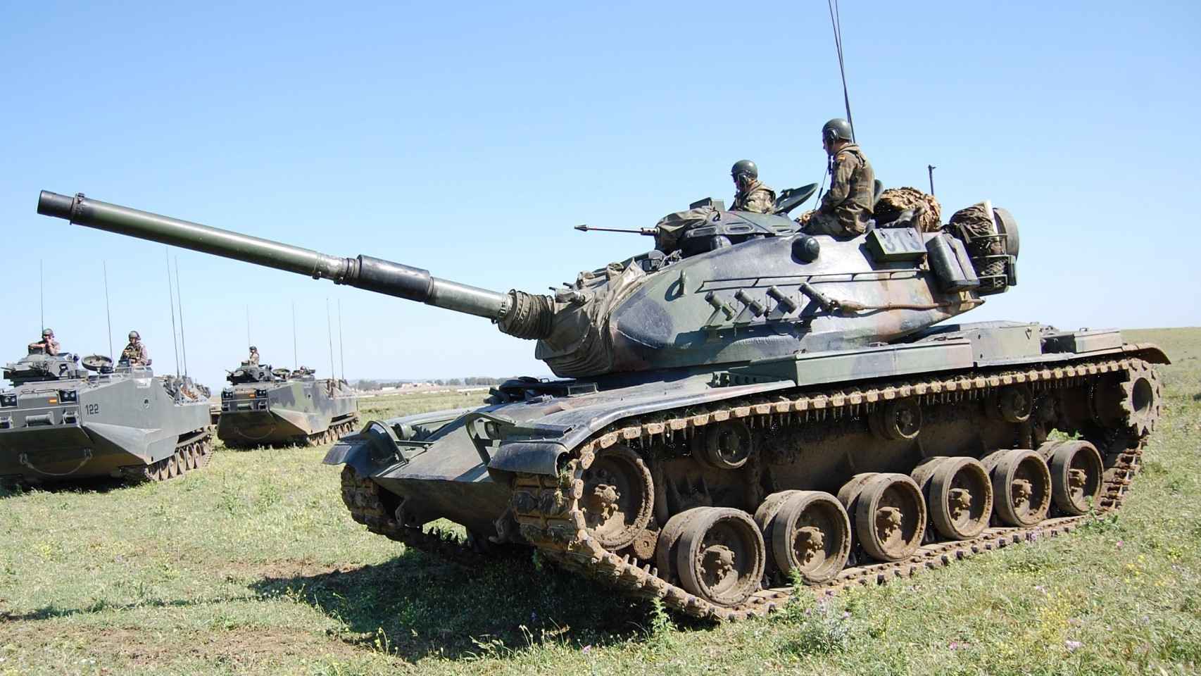 Carro de combate M60A3 TTS en unas maniobras y en primer plano