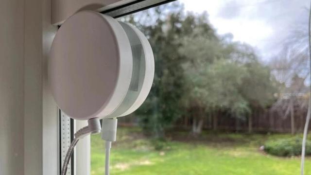 Adiós a los enchufes externos: el invento que transmite electricidad a través de las ventanas