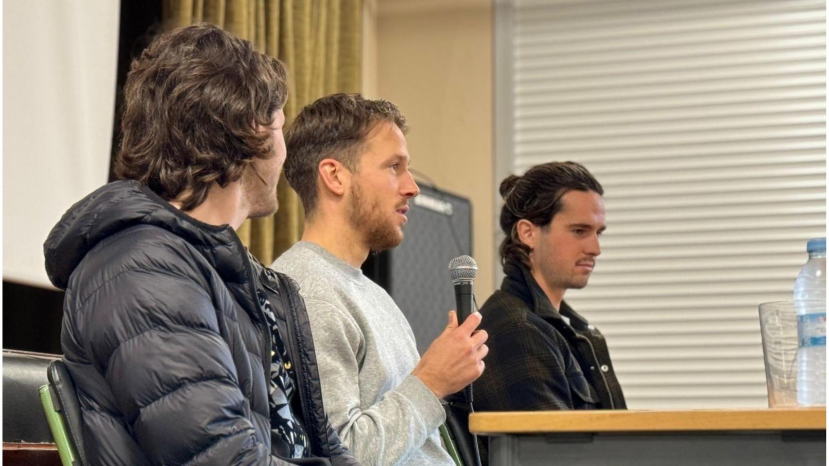 Los jugadores del Racing de Ferrol Emilio Bernard, Cubero y Josep Señé visitan el IES de Canido