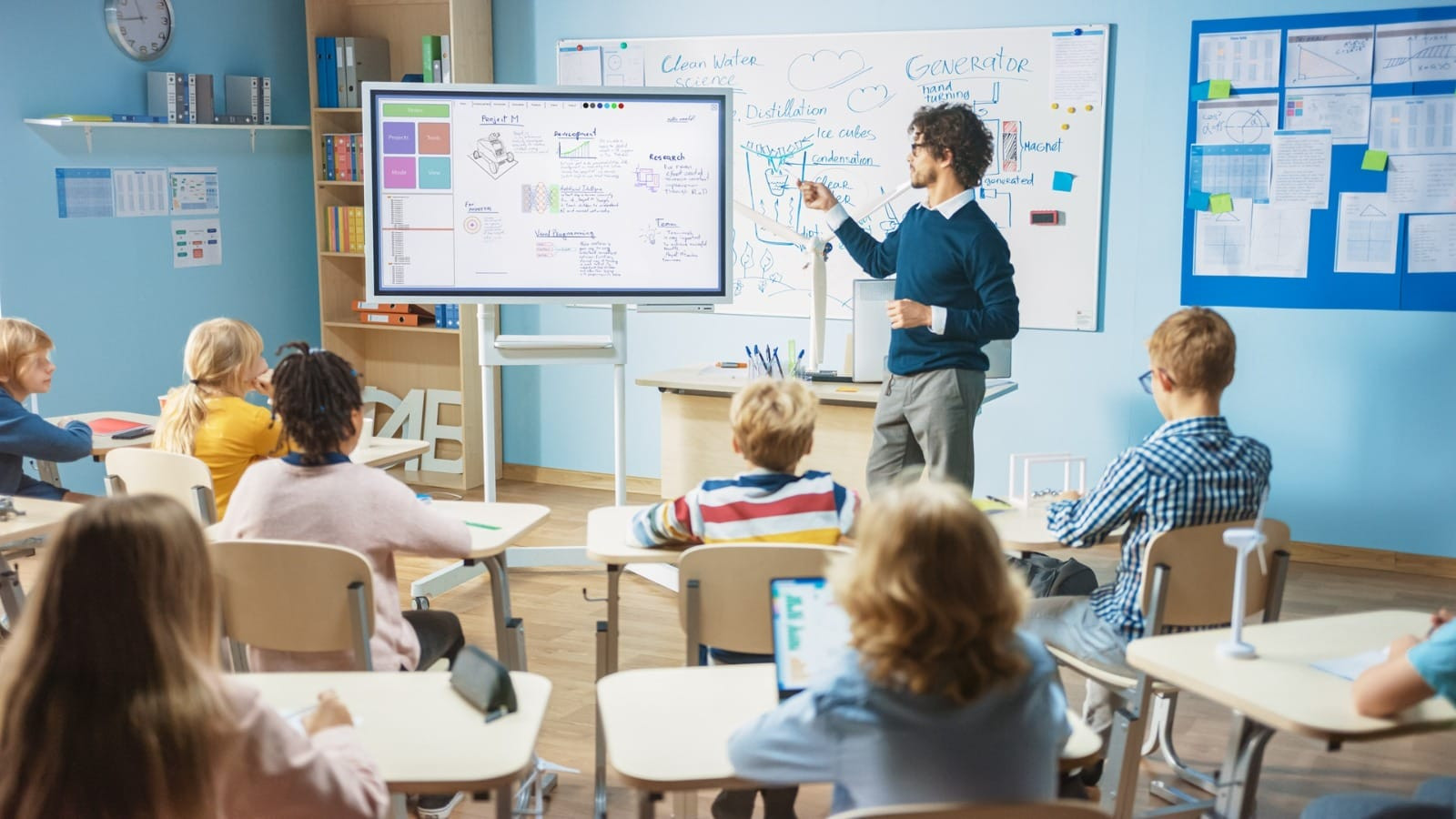 Una clase con pantalla digital. Foto: Shutterstock