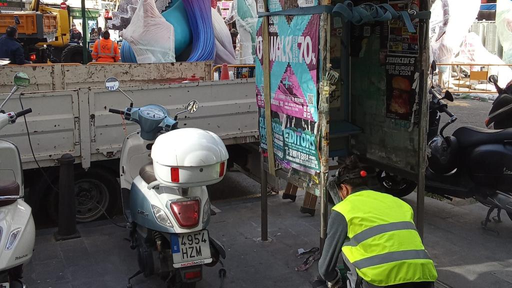 Valencia ultima la retirada de las últimas 180 cabinas de Telefónica abandonadas en las aceras de la ciudad. EE