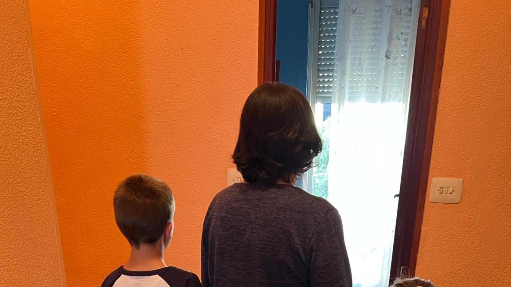 Amparo y sus nietos en su domicilio de Valencia.