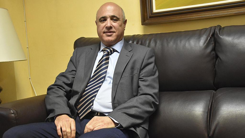 Jacinto Canales, subdelegado del Gobierno en Valladolid, sentado en un sillón