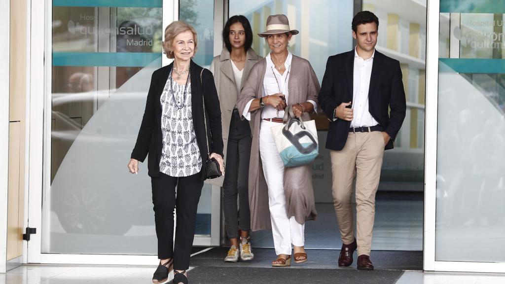 Froilán y Victoria Federica junto a su madre, Elena, y su abuela, la emérita Sofía, en una fotografía de 2019.
