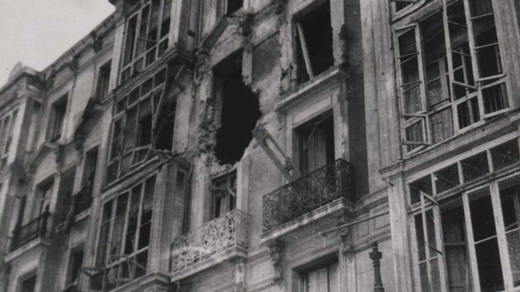 Un edificio afectado por los bombardeos republicanos en Valladolid.