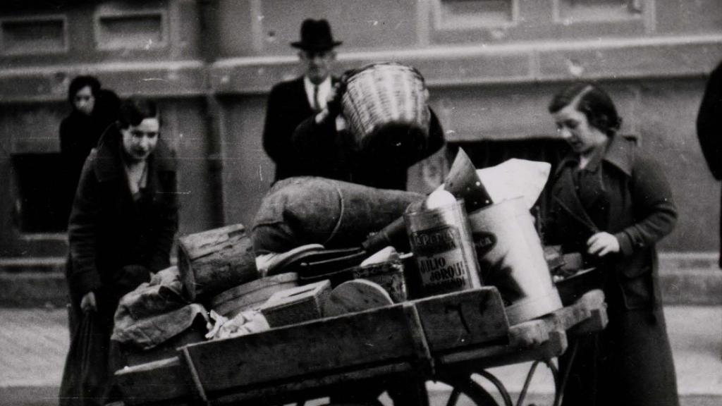 Ciudadanos de Valladolid durante los bombardeos republicanos.