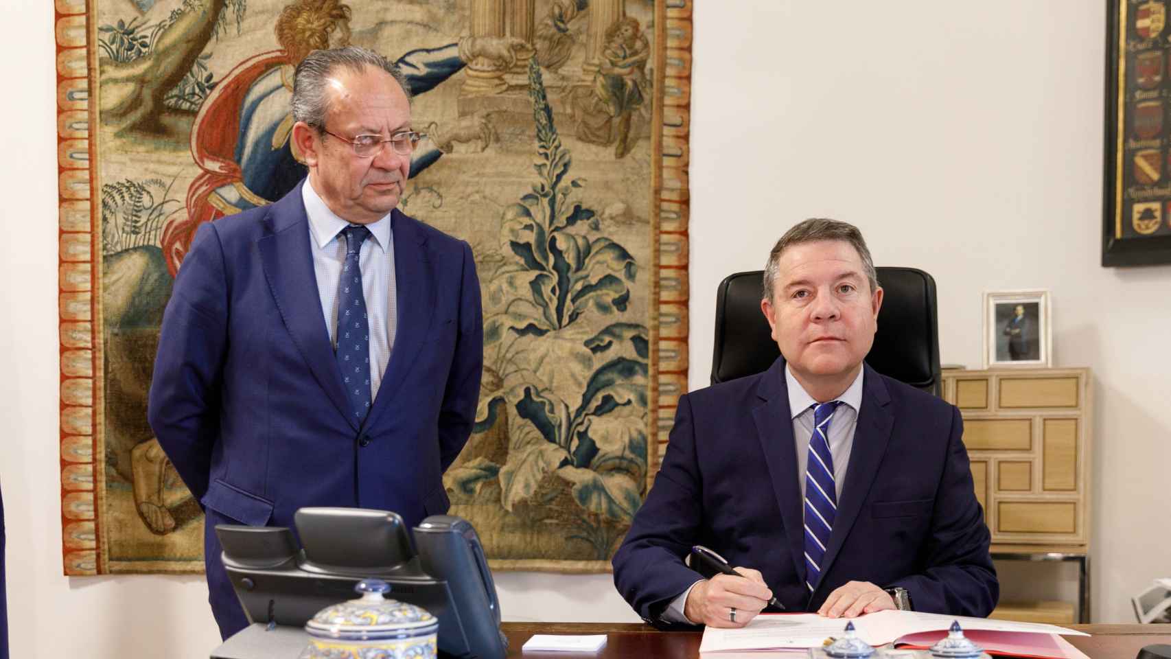 Juan Alfonso Ruiz Molina y Emiliano García-Page durante la firma de la carta.